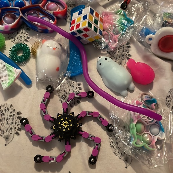 Fidget packs.. 15-18 items per package.. varieties of cool fidget toys.. new - Picture 4 of 7